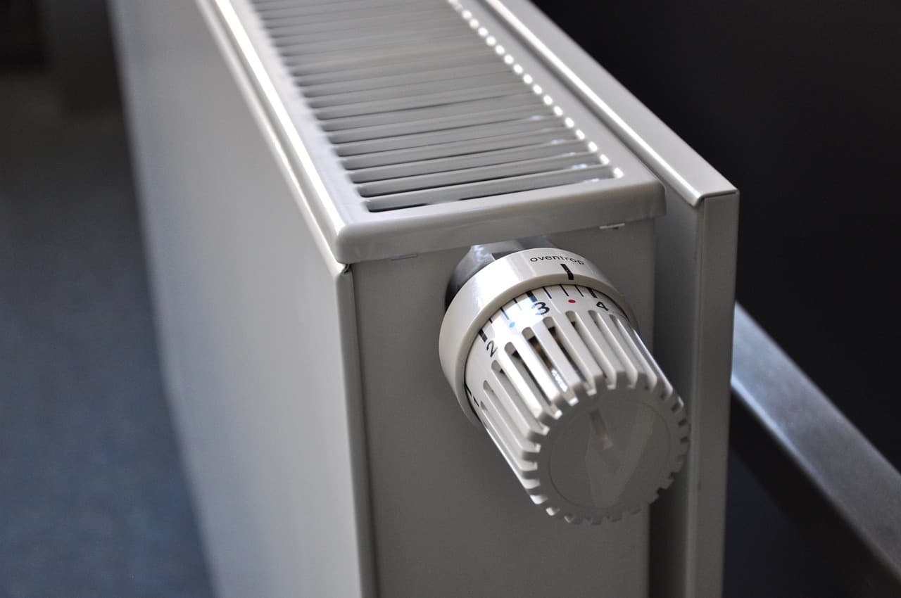 Radiator with a thermostatic valve